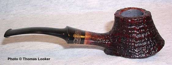 Sandblast volcano with flexible "rectangular" shank, 2004.  After recent experiments with more-or-less straight shanks (as in SPC 269), Tokutomi-san here playfully reintroduces his characteristic curves and asymmetries.  Is he winking at those of us who gasped when we first saw his new straight shank designs?